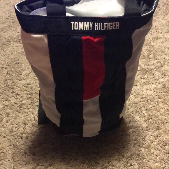 Tommy Hilfiger Tall Rectangle Gym Bag - Picture 8 of 9